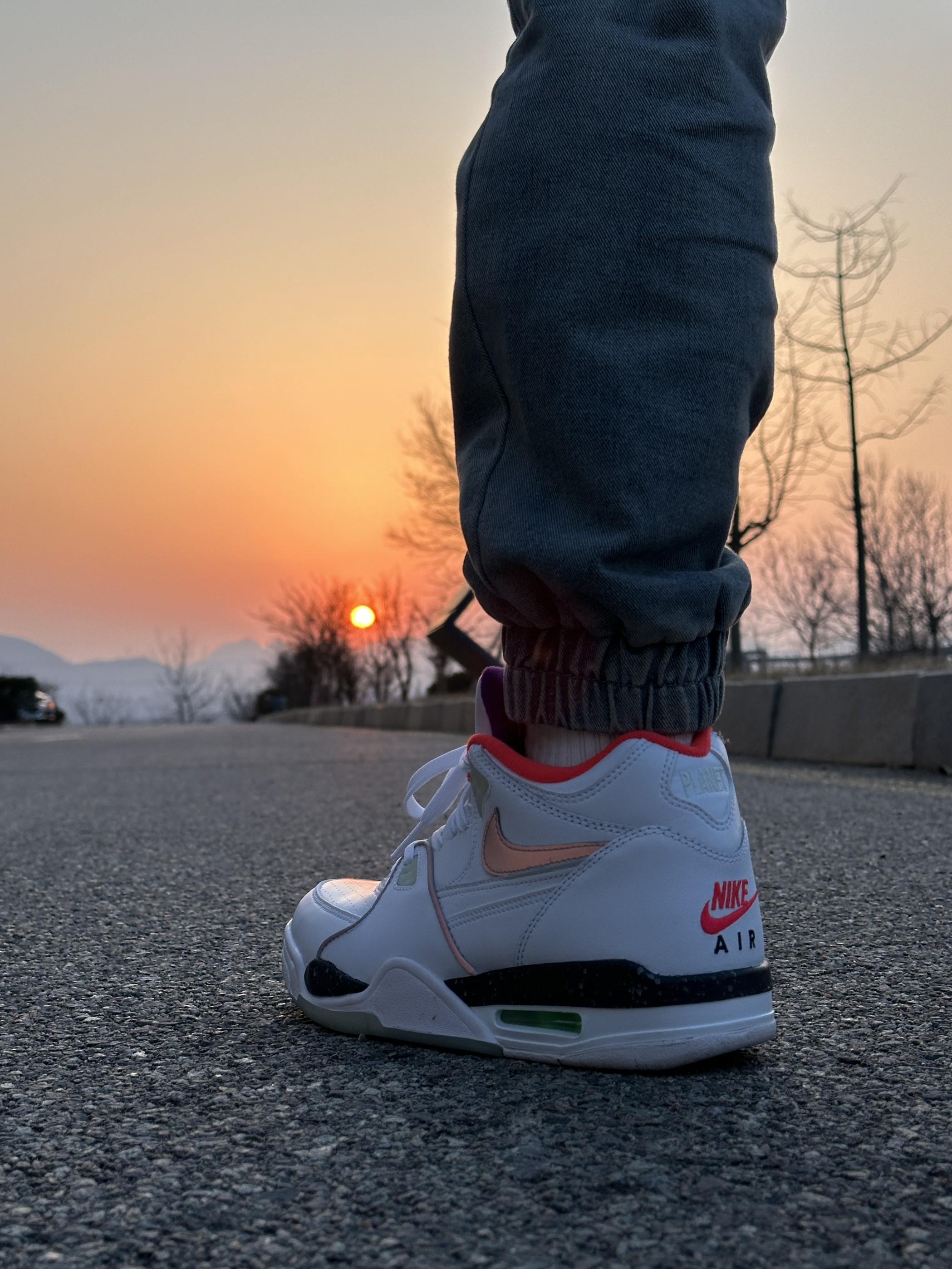 Nike Air Flight 89 夜光 中帮
复古篮球鞋 白镭射|测评